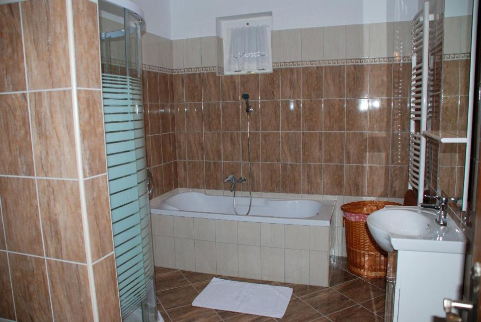 Janus Apartman シャールヴァール 部屋 写真